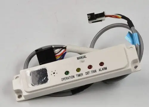 Anzeigeplatine mit mehreren LED-Anzeigen für Betriebsstatus, Timer und Alarm. Kabelanschlüsse für die Verwendung in Geräten der Marke Remko.