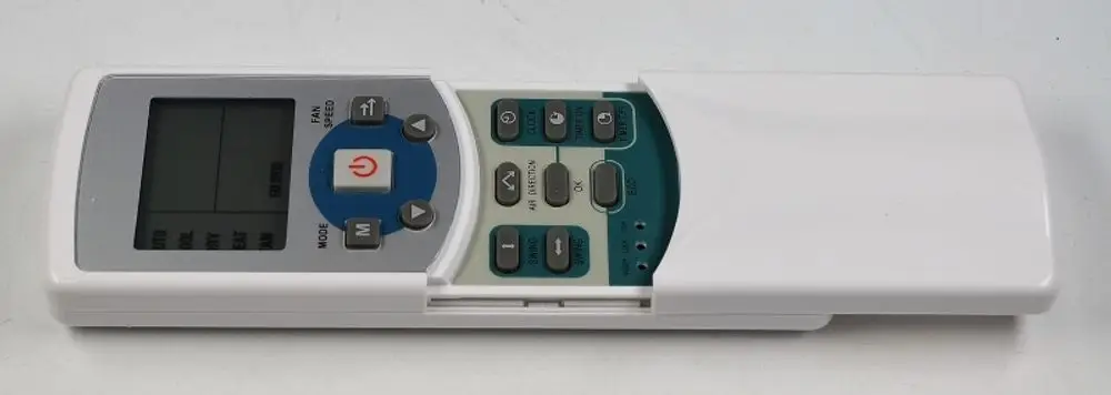 Fernbedienung von Remko mit großem LCD-Bildschirm und mehreren Tasten zur Steuerung von Funktionen wie Temperatur und Lüftergeschwindigkeit.