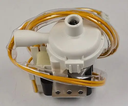 Kompakte Kondensatpumpe mit weißem Gehäuse und transparenten Schläuchen. Motor mit metallischer Grundplatte, verwendet von der Marke Remko.