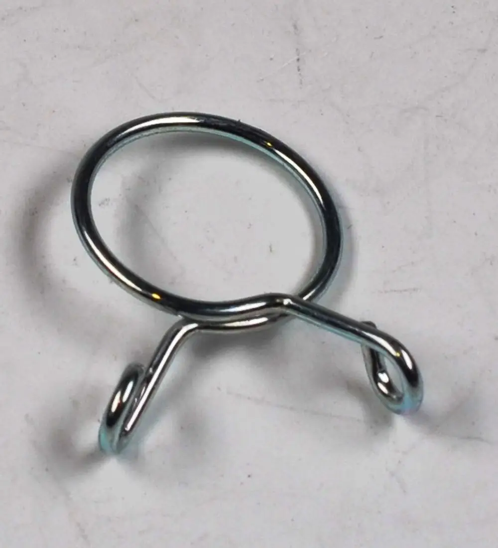 Klammer aus Metall mit runder Halterung und zwei seitlichen Bogenenden, geeignet für die Verbindung eines Kondensatschlauchs, Marke Remko.
