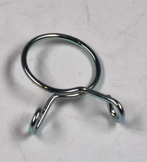 Klammer aus Metall mit runder Halterung und zwei seitlichen Bogenenden, geeignet für die Verbindung eines Kondensatschlauchs, Marke Remko.
