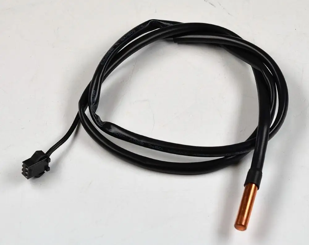 Sensor mit kupferfarbenem Ende und schwarzem Kabel, verbunden mit einem Stecker, hergestellt von Remko. Gezeigt ist das Kabel in einer ungeordneten Position auf hellem Hintergrund.