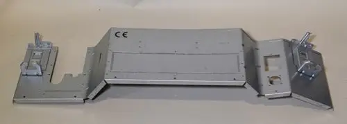 Verkleidungsteil in Metalloberfläche mit verschiedenen Halterungen. Produkt von Remko, geeignet für spezifische Anwendungen im technischen Bereich.