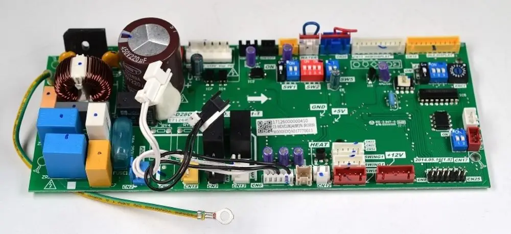 Steuerplatine von Remko mit verschiedenen elektrischen Komponenten, einschließlich Kondensator, Relais und Anschlüssen, auf grüner Leiterplatte.