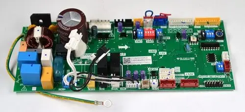 Steuerplatine von Remko mit verschiedenen elektrischen Komponenten, einschließlich Kondensator, Relais und Anschlüssen, auf grüner Leiterplatte.