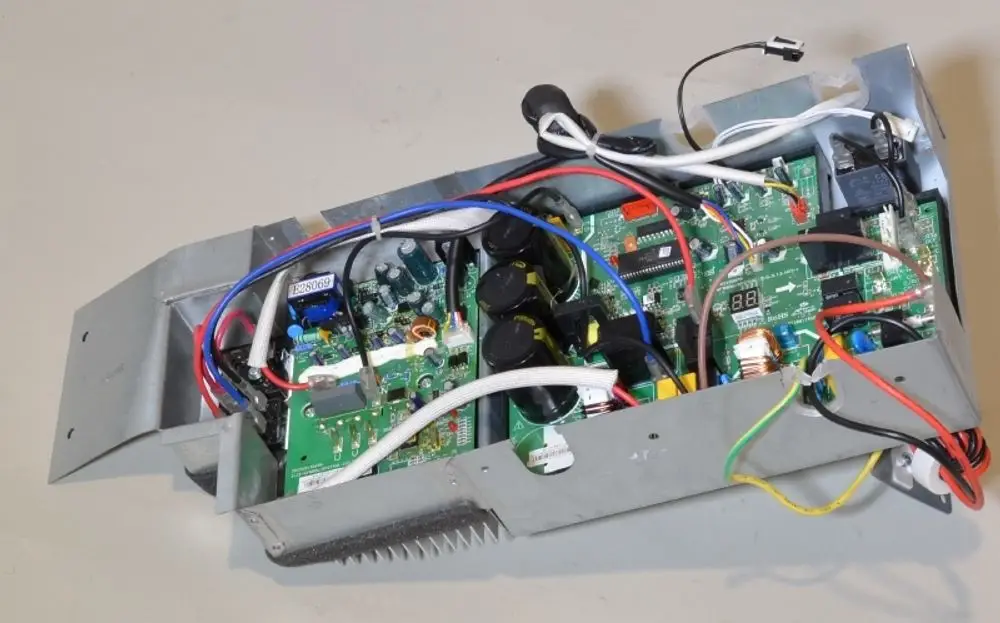 Circuit board assembly with various electronic components and wiring, likely part of a Remko product for DC applications.