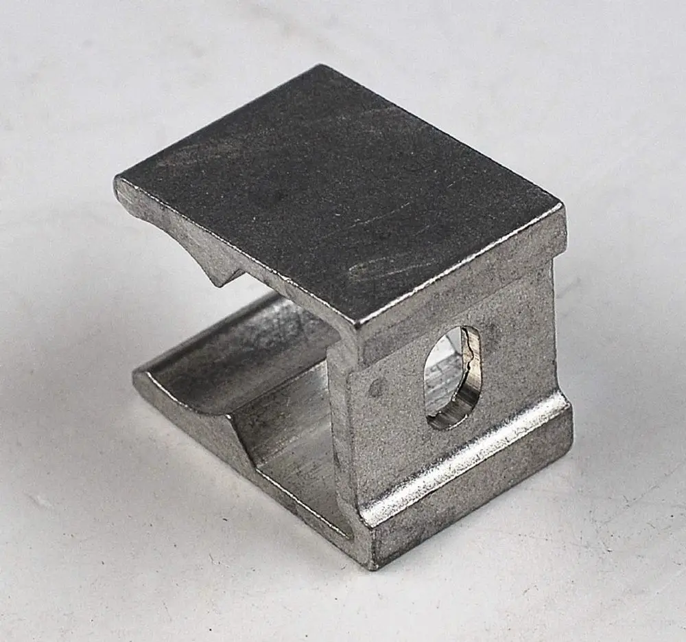 Metallische Klemmschelle mit einer Aussparung und einer Einsatzfläche für Befestigungen. Produkt möglicherweise von Remko.