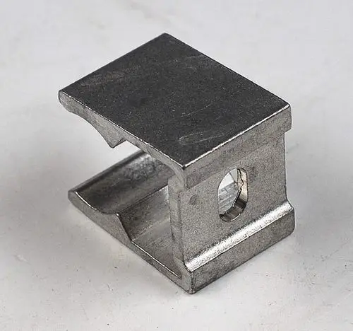 Metallische Klemmschelle mit einer Aussparung und einer Einsatzfläche für Befestigungen. Produkt möglicherweise von Remko.