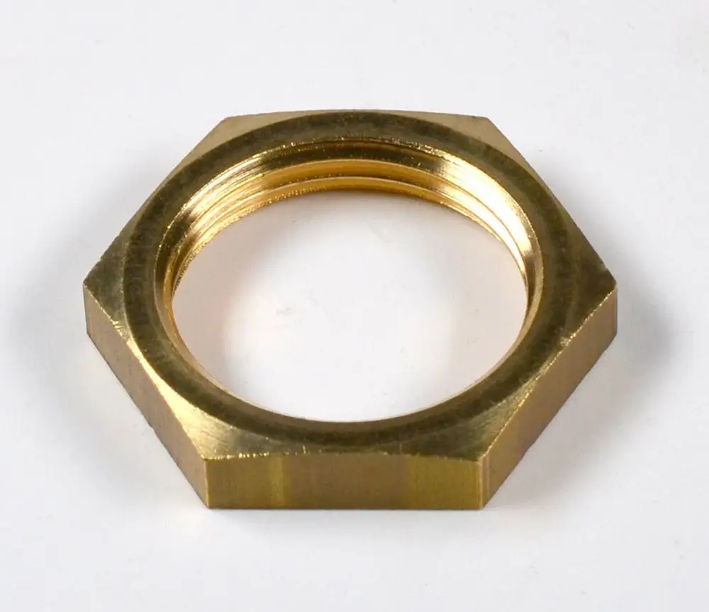 Goldfarbene, sechskantige Kontermutter aus Metall mit Innengewinde, geeignet für Verschraubungen. Produkt von Remko.