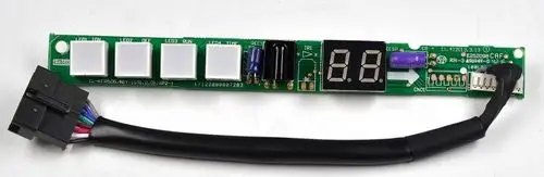 Platine mit Tasten und digitalem Display, vermutlich von Remko, zur Anzeige von Werten oder Einstellungen in einem technischen Gerät.