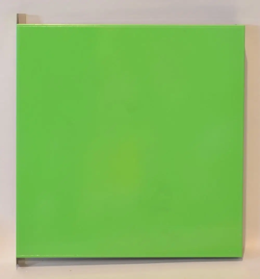 Grüne Plattenoberfläche, präsentiert in gleichmäßiger Farbe, geeignet für den Einsatz, möglicherweise als Teil eines Remko Produkts.