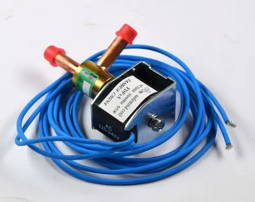 Magnetventil mit Kupferrohren und blauen Anschlussleitungen. Das Produkt trägt die Marke Remko und ist für eine elektrische Steuerung ausgelegt.