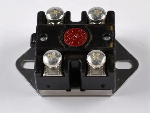 Temperatursensor von Remko mit vier Anschlüssen, einem roten Druckknopf oben und einer Metallbasis zur Montage. Funktioniert als Sicherheitstemperaturbegrenzer.