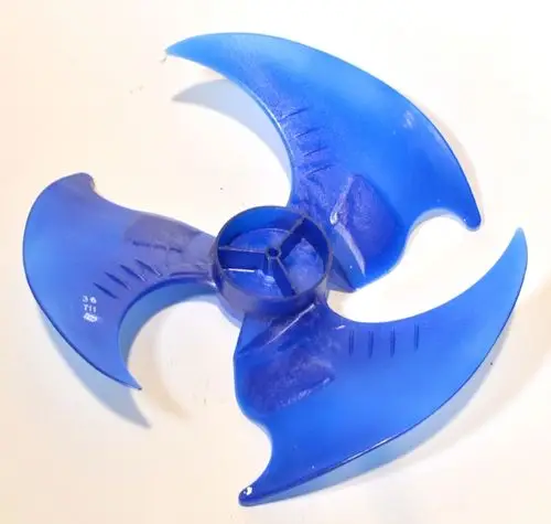 Blauer Ventilatorflügel mit geschwungenen Klingen und zentraler Aufnahme, möglicherweise für ein Remko-Gerät. Der Artikel zeigt Rundungen und feine Linien auf der Oberfläche.