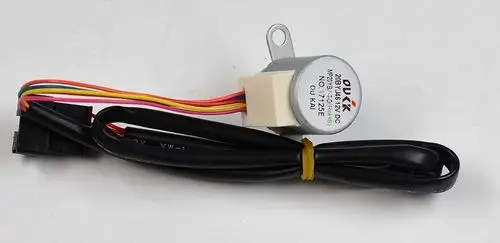 Motor mit Kabeln in verschiedenen Farben, hergestellt von Remko. Der Motor hat eine runde Form und ist mit einem Steckanschluss ausgestattet.