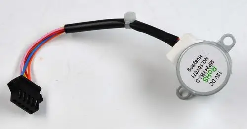 Motor mit Kabel und Stecker, verwendet in Remko-Produkten, zur Steuerung von Lamellen oder ähnlichem Mechanismus.
