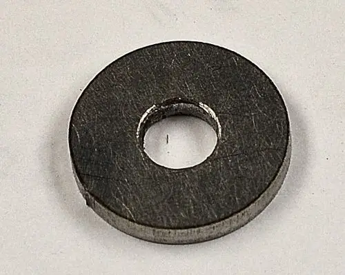 Metallische Scheibe mit zentralem Loch, auf einer weißen Oberfläche liegend. Die Marke Remko ist auf der Oberseite sichtbar.