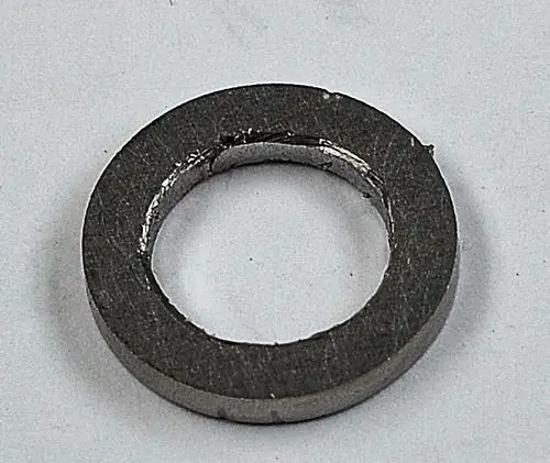 Grau-metallische Scheibe mit mittigem Loch, geeignet für technische Anwendungen. Ein Produkt von Remko.