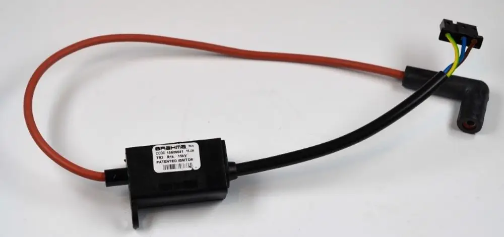 Transformator von Remko mit schwarzen und roten Kabeln. Einheitliche Form, schnittstellenähnlicher Anschluss, um elektrischen Strom zu transformieren.