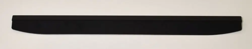 Schwarze Luftaustrittslamelle von Remko, länglich mit abgerundeten Enden, auf hellem Hintergrund.