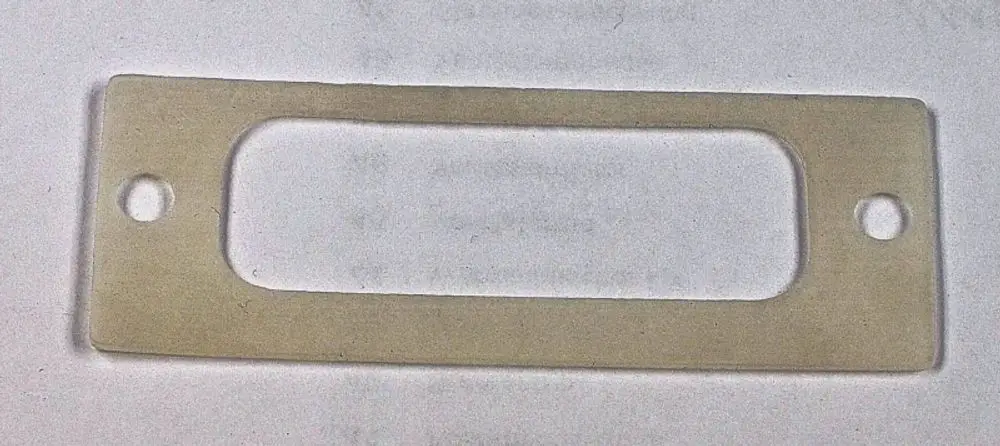 Transparente Düsen-Dichtung von Remko mit rechteckiger Form und zwei Bohrungen, zur Verwendung in Heizungsanlagen oder ähnlichen Anwendungen.