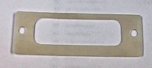 Transparente Düsen-Dichtung von Remko mit rechteckiger Form und zwei Bohrungen, zur Verwendung in Heizungsanlagen oder ähnlichen Anwendungen.