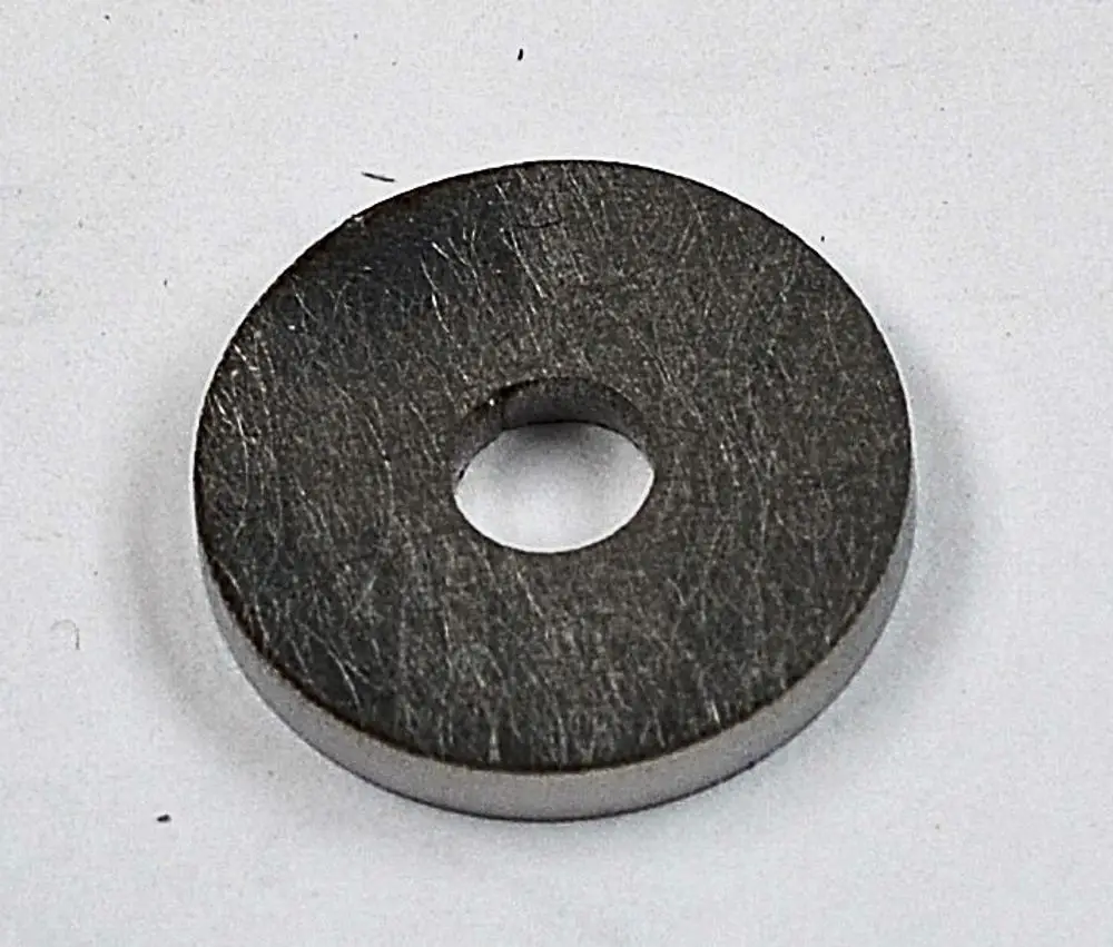 Metallring mit zentralem Loch, hergestellt von Remko. Er dient als Verbindungselement oder Abstandshalter in verschiedenen Anwendungsbereichen.