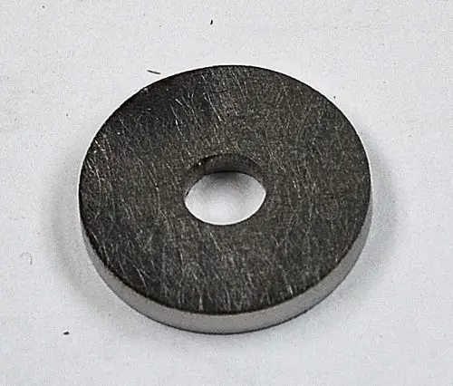 Metallring mit zentralem Loch, hergestellt von Remko. Er dient als Verbindungselement oder Abstandshalter in verschiedenen Anwendungsbereichen.