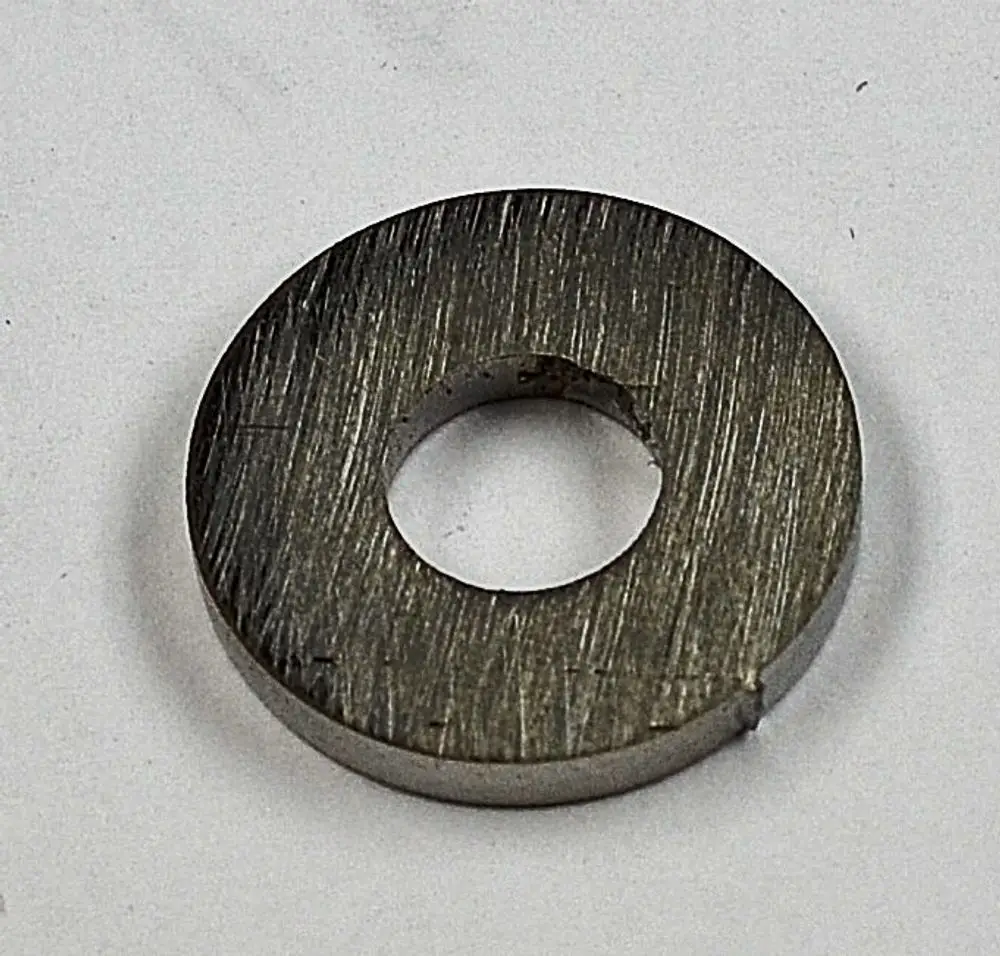 Metallische Gasmembran von Remko mit zentralem Loch. Die Oberfläche zeigt leichte Schraffierungen.