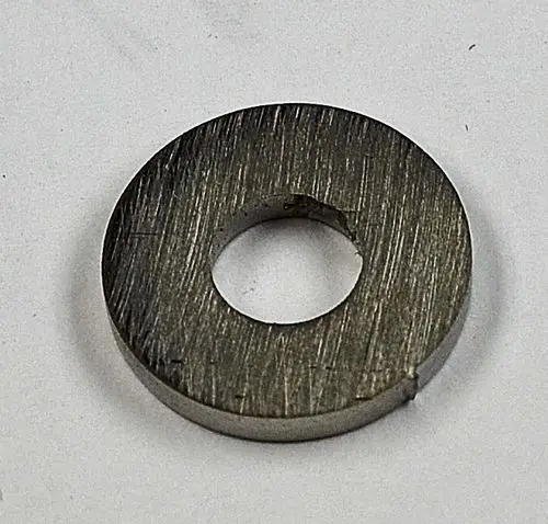 Metallische Gasmembran von Remko mit zentralem Loch. Die Oberfläche zeigt leichte Schraffierungen.