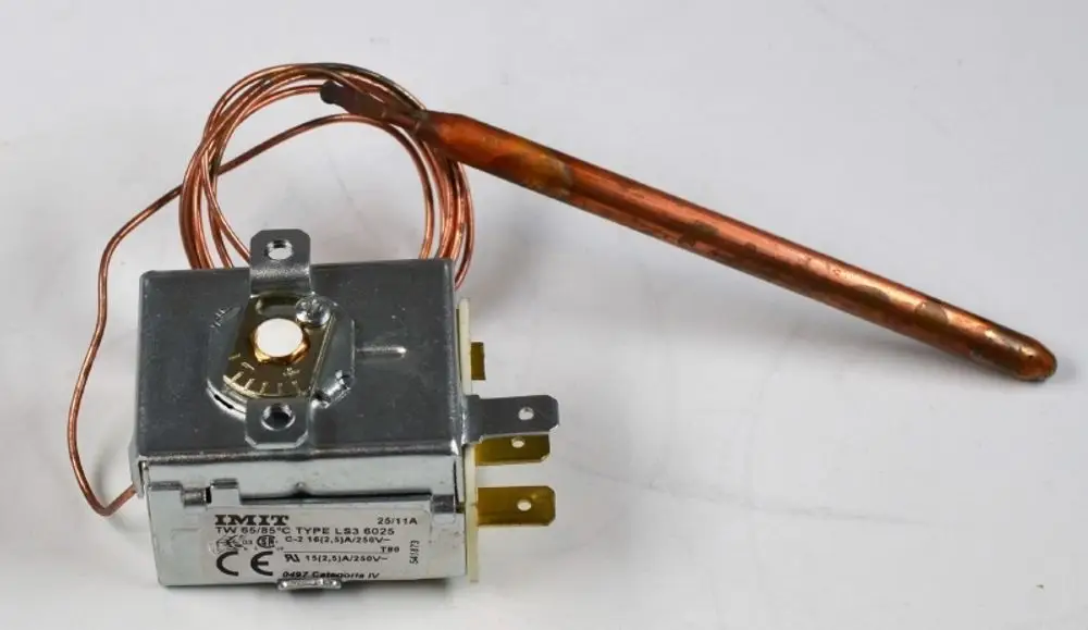 Automatikthermostat von Remko mit einem Gehäuse aus Metall und einem langen Temperaturfühler aus Kupfer, verbunden durch einen isolierten Draht.