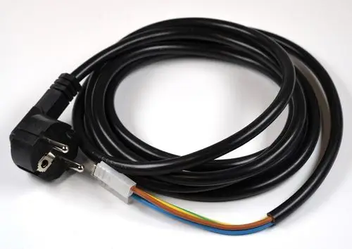 Netzstecker mit angeschlossenem Kabel, das an einem Ende einen Stecker für eine Steckdose und am anderen Ende Adern in verschiedenen Farben aufweist. Produkt von Remko.