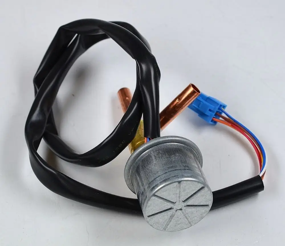 Elektronisches Ventil mit schwarzem Kabel, Kupferrohr und blauem Stecker. Bestandteil eines Kühlsystems von Remko zur Regelung des Kältemittelflusses.