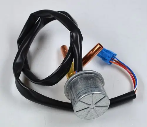 Elektronisches Ventil mit schwarzem Kabel, Kupferrohr und blauem Stecker. Bestandteil eines Kühlsystems von Remko zur Regelung des Kältemittelflusses.