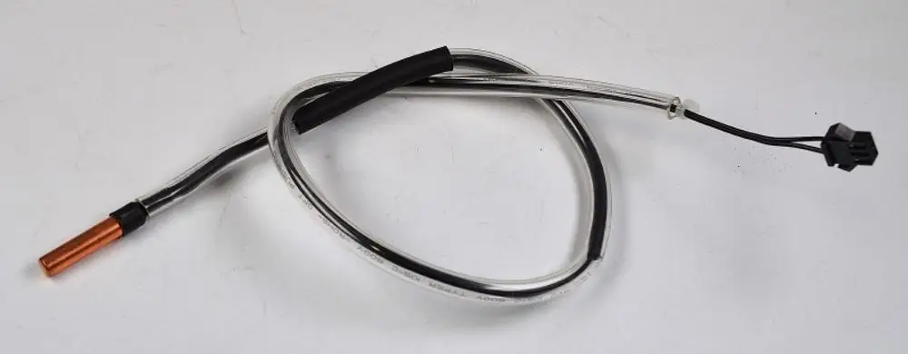 Sensor mit einem kupferfarbenen Ende und einem elektrischen Anschluss, gefertigt von Remko, für den Einsatz in Klimaanlagen oder Kühlsystemen.