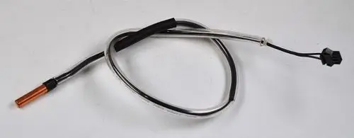 Sensor mit einem kupferfarbenen Ende und einem elektrischen Anschluss, gefertigt von Remko, für den Einsatz in Klimaanlagen oder Kühlsystemen.