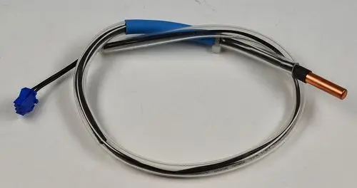Sensor von Remko mit einem Kupferende und einem blauen Steckverbinder, umrahmt von transparenten und schwarzen Kabeln.