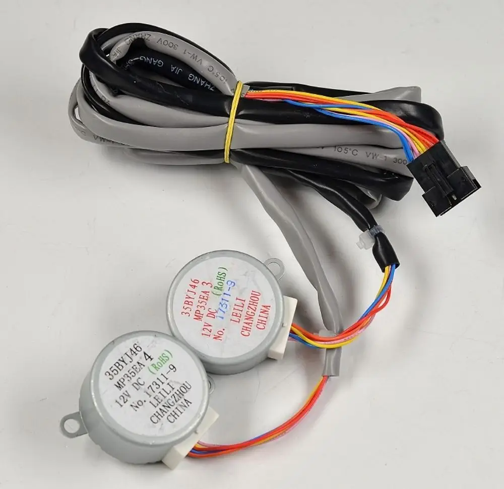 Motor mit Anschlusskabel und farbigen Drähten, gefertigt in China. Teil eines Remko-Systems, möglicherweise für eine Lamellensteuerung.