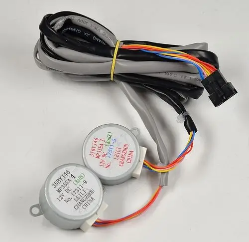 Motor mit Anschlusskabel und farbigen Drähten, gefertigt in China. Teil eines Remko-Systems, möglicherweise für eine Lamellensteuerung.