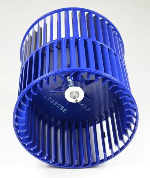 Blaues Ventilatorrad mit Seitenschlitzen, geeignet für den Einsatz in Remko-Produkten. Die Konstruktion ist zylindrisch mit einer zentralen Achse.