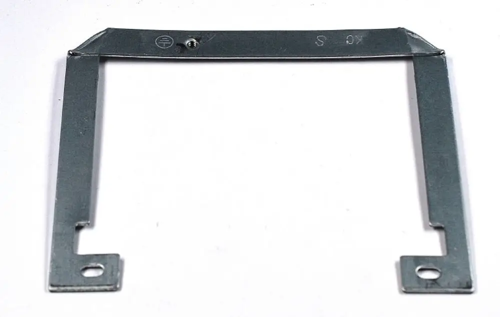 Halteblech aus Metall, in rechteckiger Form mit Ausstanzungen, geeignet für den Ventilatormotor von Remko, zur Befestigung und Stabilisierung.