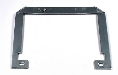 Halteblech aus Metall, in rechteckiger Form mit Ausstanzungen, geeignet für den Ventilatormotor von Remko, zur Befestigung und Stabilisierung.