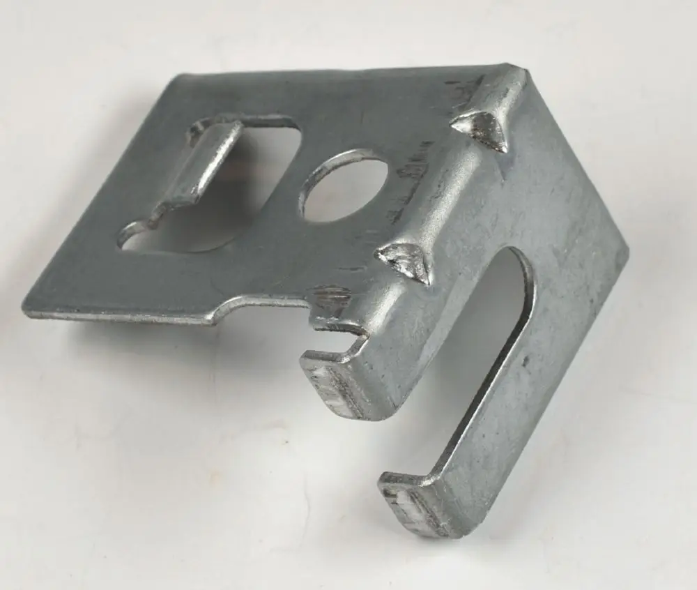 Metallische Wandhalterung in silberner Ausführung, entworfen von Remko, mit verschiedenen Ausschnitten zur Befestigung an Wänden oder anderen Strukturen.