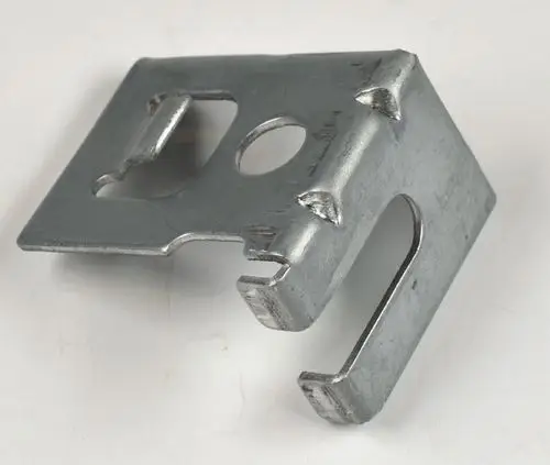 Metallische Wandhalterung in silberner Ausführung, entworfen von Remko, mit verschiedenen Ausschnitten zur Befestigung an Wänden oder anderen Strukturen.