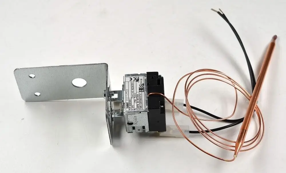 Thermostat von Remko mit Kupferrohr und zwei elektrischen Anschlüssen, montiert auf einer Metallplatte, zur Regelung von Temperaturen in Heizsystemen.