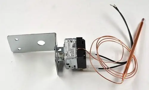 Thermostat von Remko mit Kupferrohr und zwei elektrischen Anschlüssen, montiert auf einer Metallplatte, zur Regelung von Temperaturen in Heizsystemen.