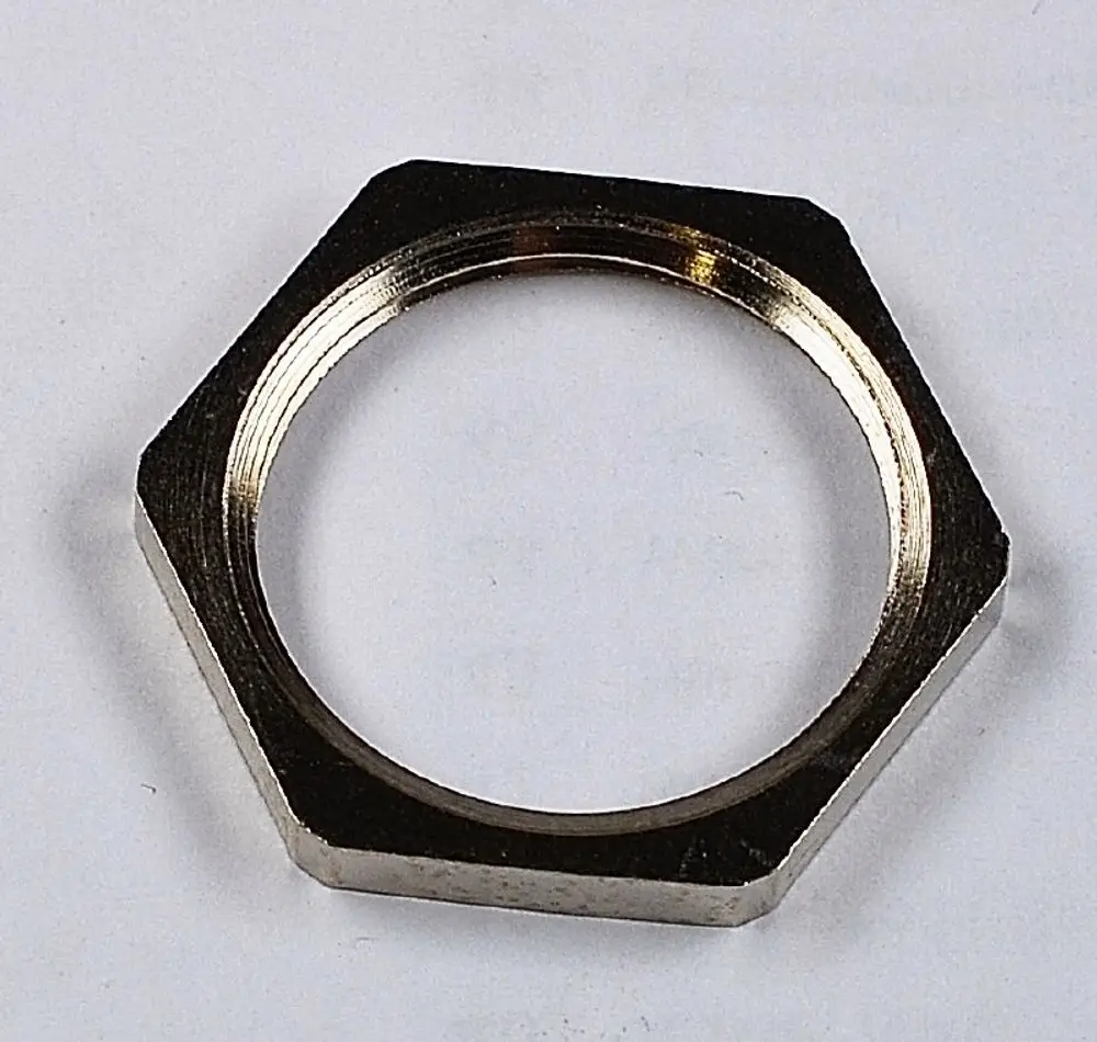 Sechskant-Kontermutter aus Metall mit leuchtendem Finish, auf einem hellen Untergrund abgebildet. Entsprechend der Marke Remko für verschiedene Anwendungen geeignet.