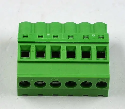 Grüner NTC-Stecker von Remko mit mehreren Anschlussmöglichkeiten, geeignet für elektrische Verbindungen in verschiedenen Anwendungen.