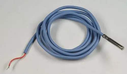 Temperaturfühler mit Kabel von Remko, bestehend aus einem blauen Kabel und einem Metallfühler am Ende. Kabel hat freiliegende Drähte in rot und silber.