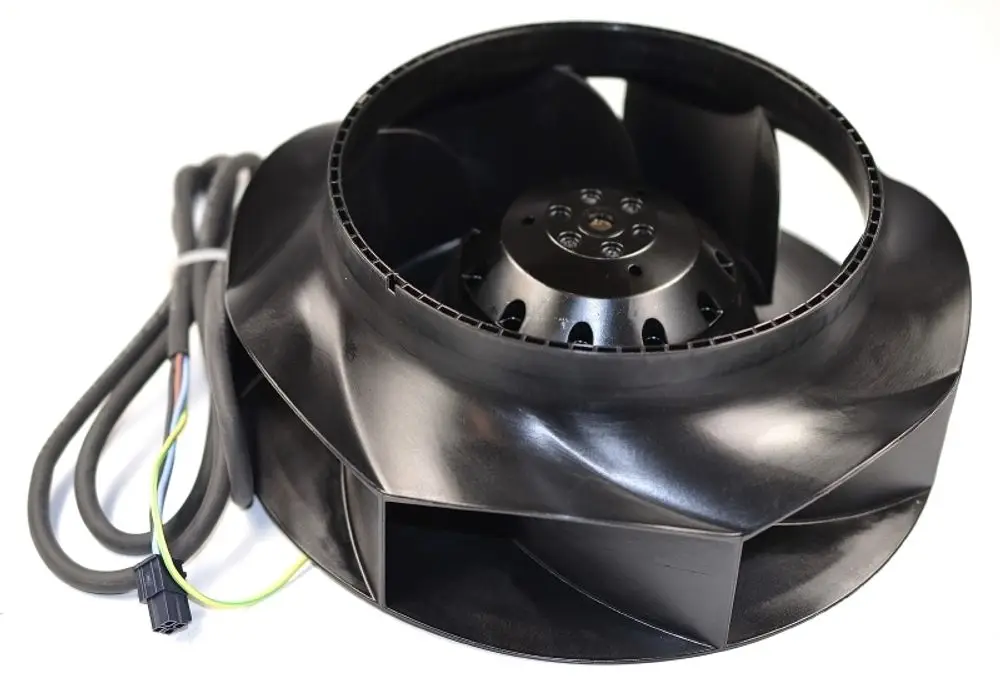 Schwarzer Ventilator mit spiralförmigen Rotorblättern und mehreren Anschlusskabeln, hergestellt von Remko. Der Ventilator hat eine größenunabhängige Bauform.